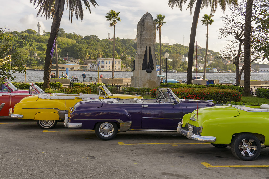 4. Havana - Oldtimers wachten op toeristen